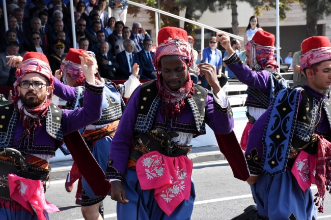 Ugandalı öğrenci 30 Ağustos Zafer Bayramı'nda zeybek oynadı